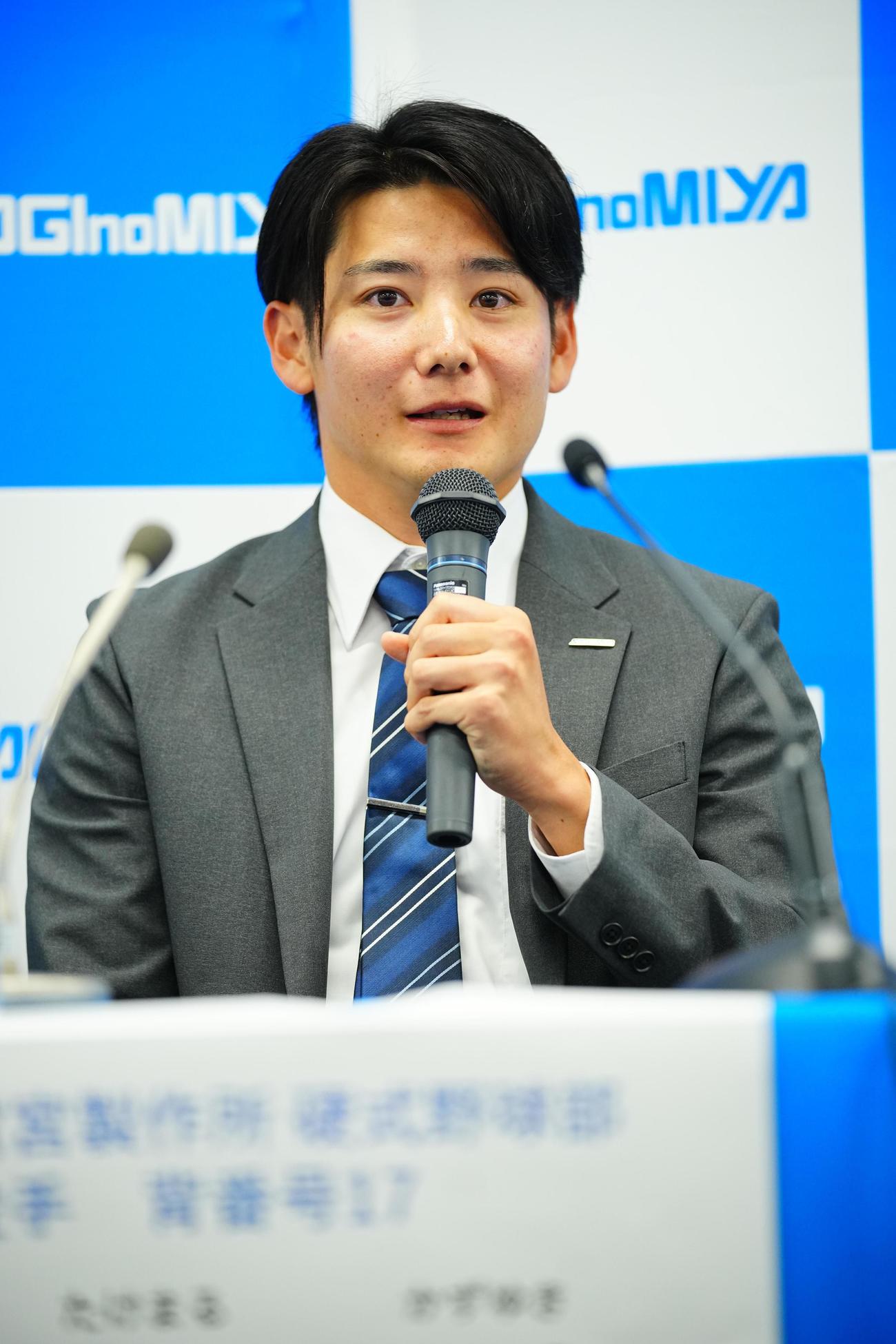 巨人から1位指名を受け会見に臨む鷺宮製作所の竹丸（撮影・垰建太）