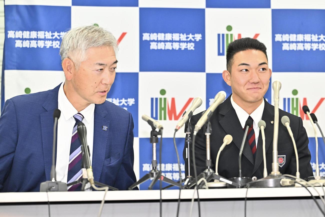 ロッテからドラフト1位で指名された健大高崎・石垣（右）は青柳監督から声をかけられる（撮影・滝沢徹郎）