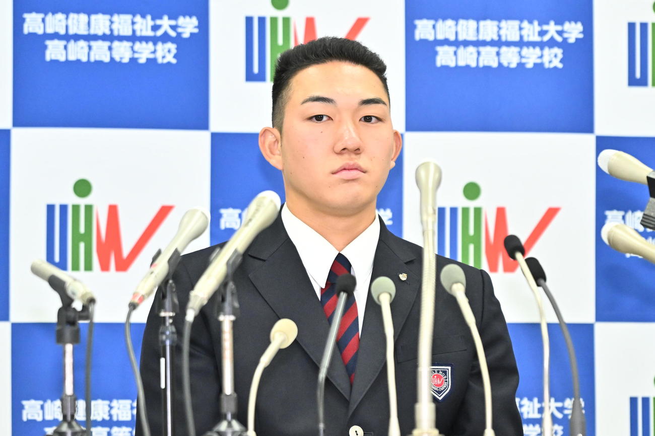 ドラフト会議を待つ健大高崎・石垣（撮影・滝沢徹郎）