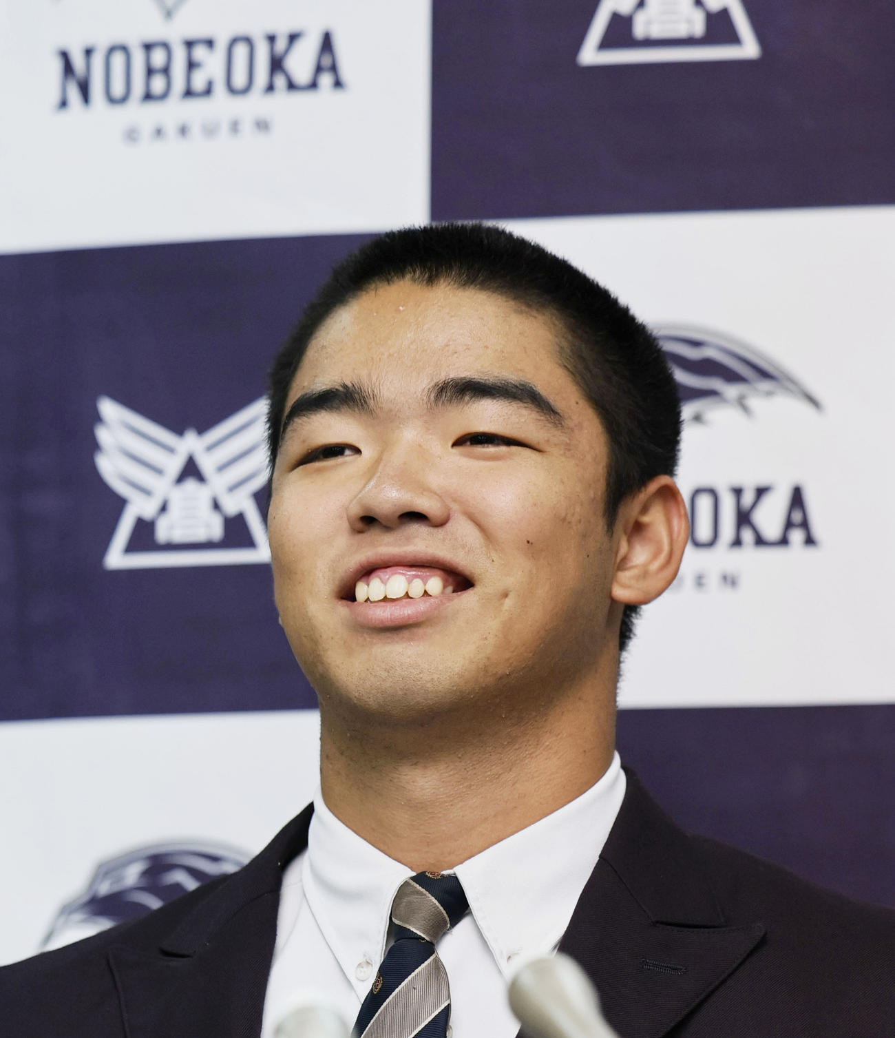 オリックスから1位指名を受け、笑顔を見せる延岡学園の藤川敦也（共同）