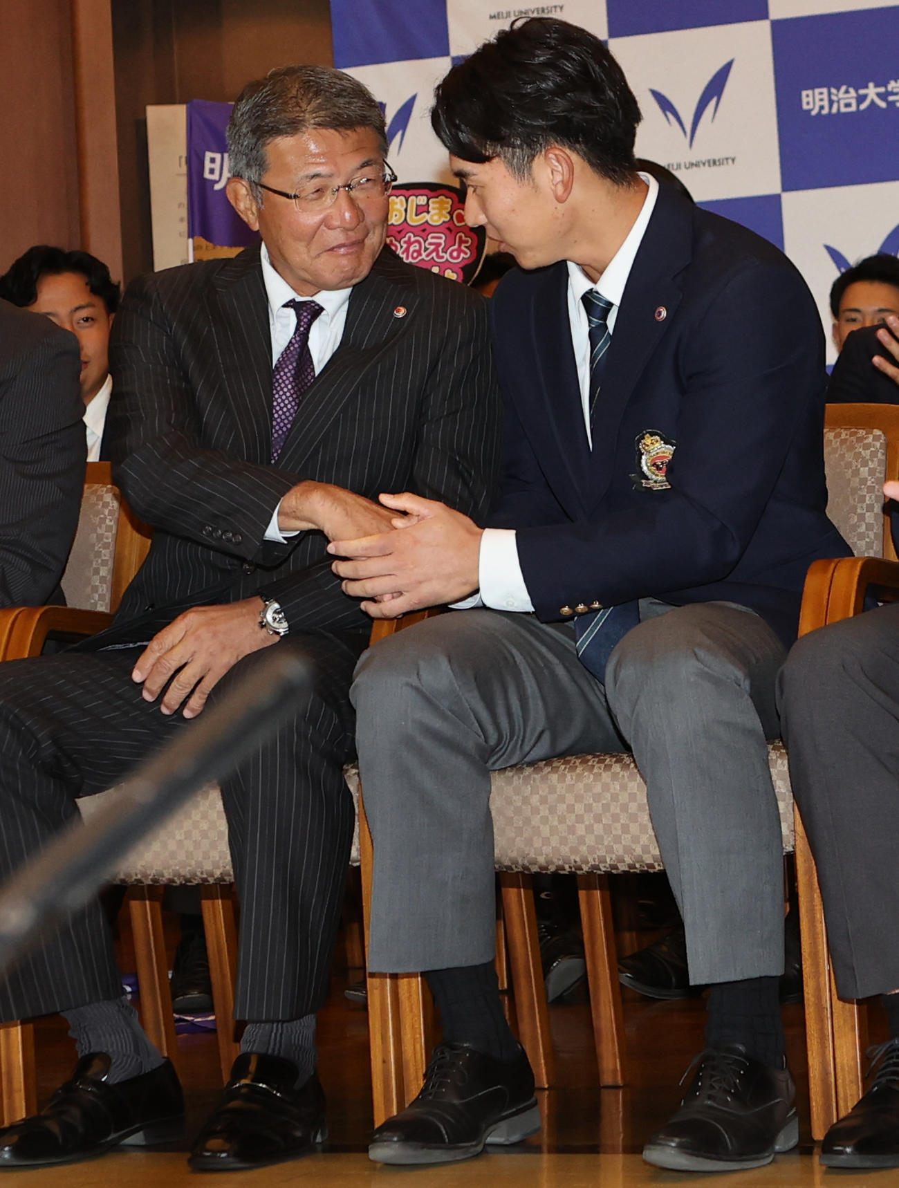 西武にドラフト1位で指名され明大・戸塚監督（左）と握手する明大・小島（撮影・水谷安孝）