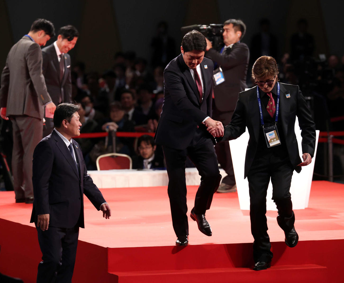 ドラフト1位で創価大・立石正広の交渉権を獲得した阪神藤川監督（奥）を背に、逃した日本ハム新庄監督（右）は広島新井監督と握手で引き揚げる（撮影・浅見桂子）