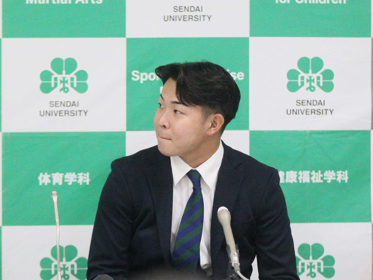 広島と日ハムから指名を受け、抽選を見守る仙台大・平川（撮影・高橋香奈）