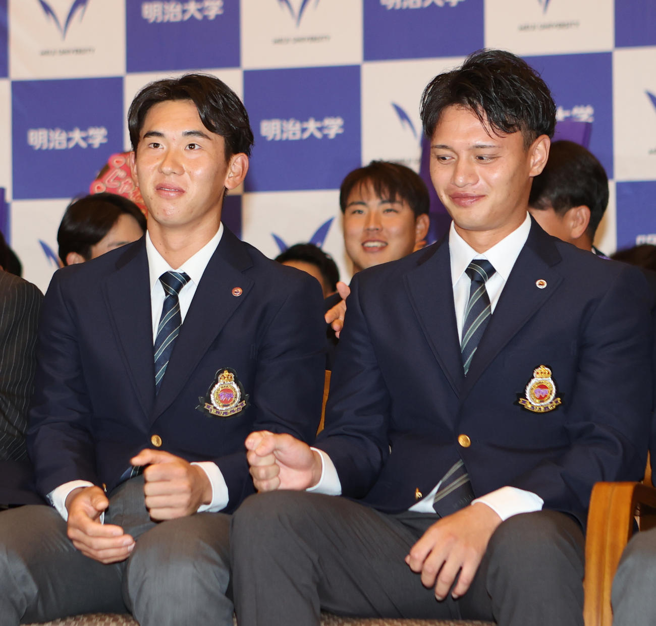 西武にドラフト1位で指名され笑顔を見せる明大・小島。右は毛利（撮影・水谷安孝）