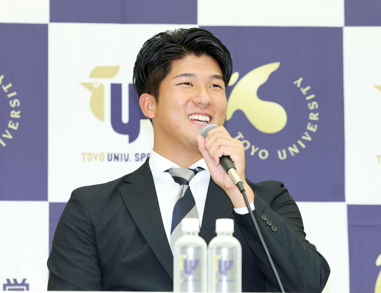 DeNA2位指名され会見に臨む東洋大・島田（撮影・鈴木正人）