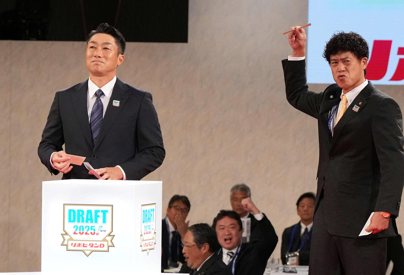 ドラ1佐々木麟太郎のくじ引きで敗れたDeNA相川監督（撮影・たえ見朱実）