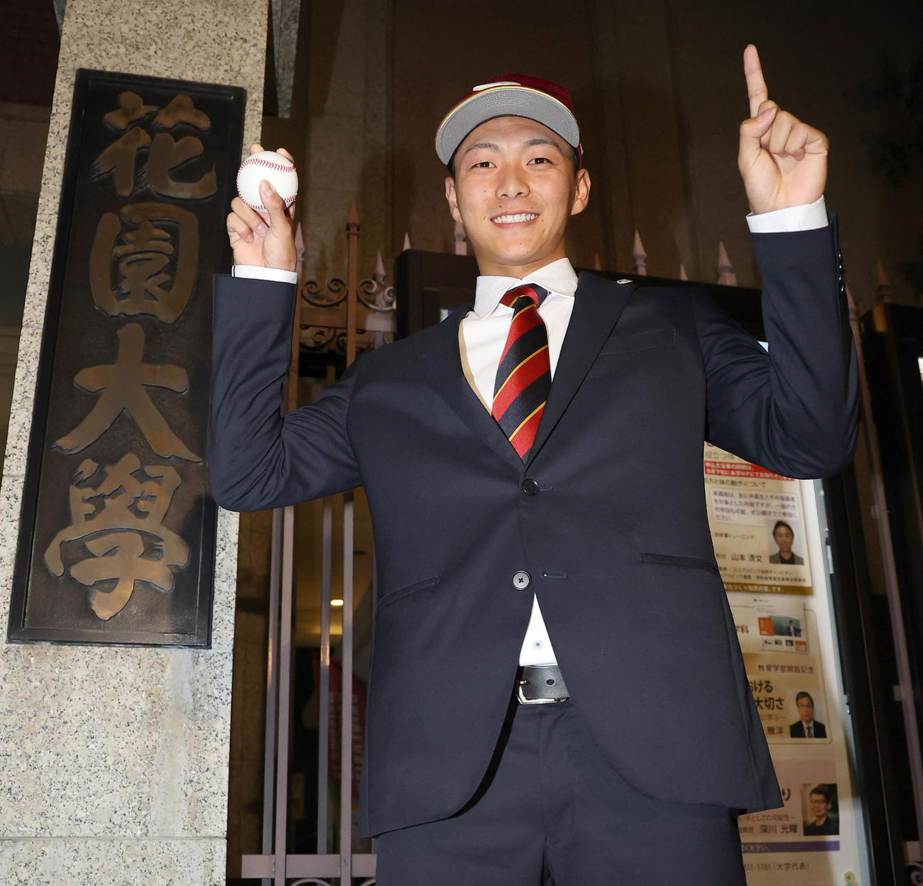 楽天からドラフト1位指名を受けた花園大・藤原聡大は笑顔を見せる（撮影・上田博志）