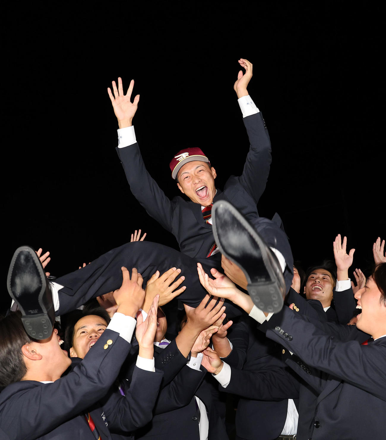 楽天からドラフト1位指名を受けた花園大・藤原聡大は胴上げで祝福される（撮影・上田博志）