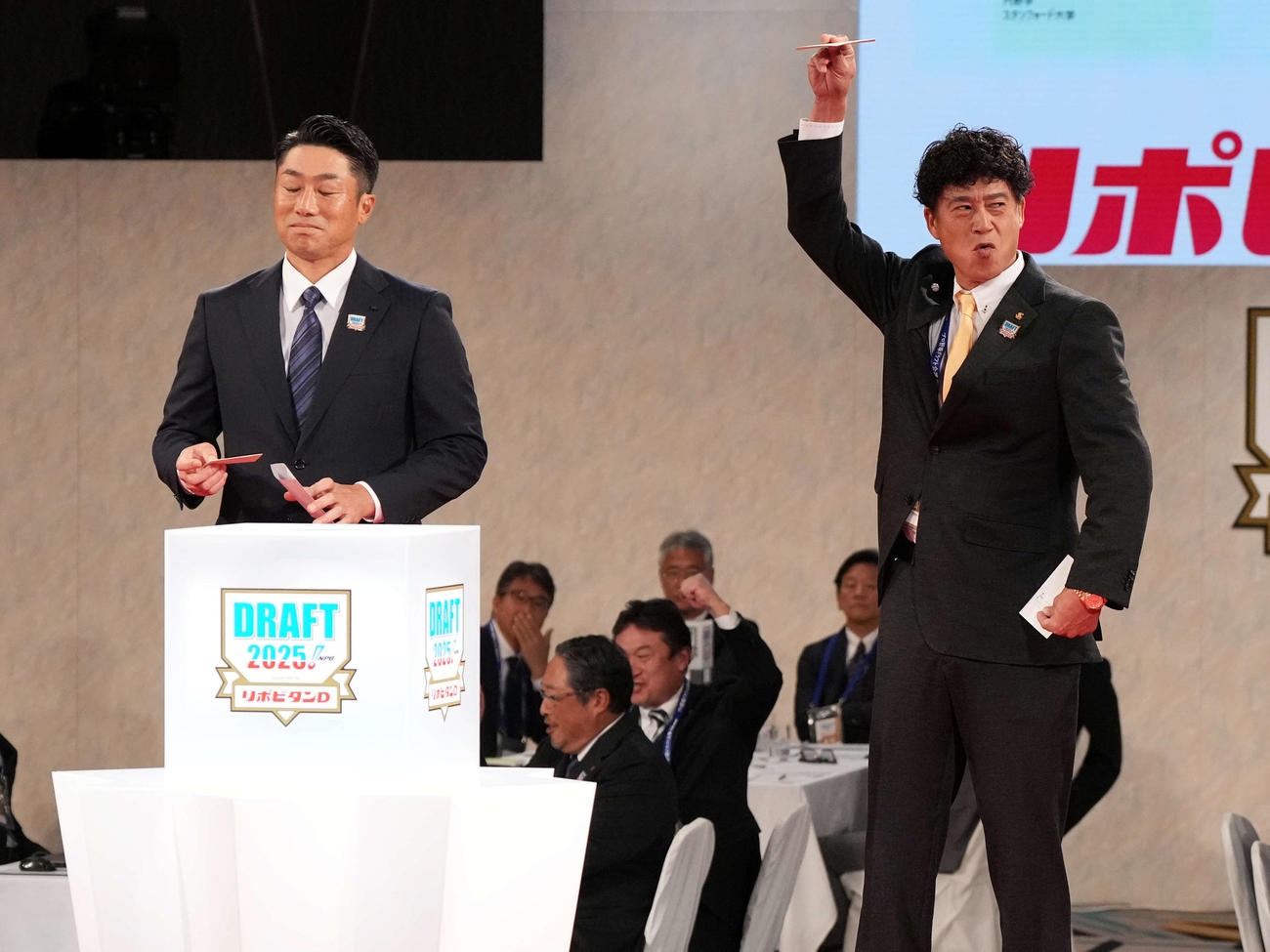 スタンフォード大・佐々木の交渉権を引き当てたソフトバンク城島CBO。左はDeNA相川監督（撮影・たえ見朱実）