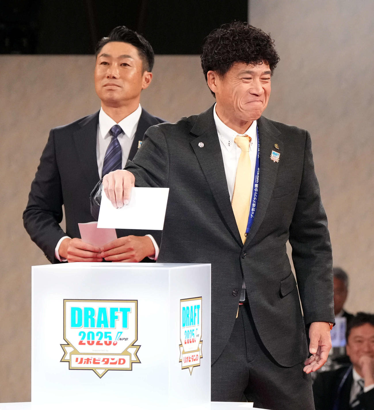 右手でくじを引き当てたソフトバンク城島CBO（撮影・たえ見朱実）