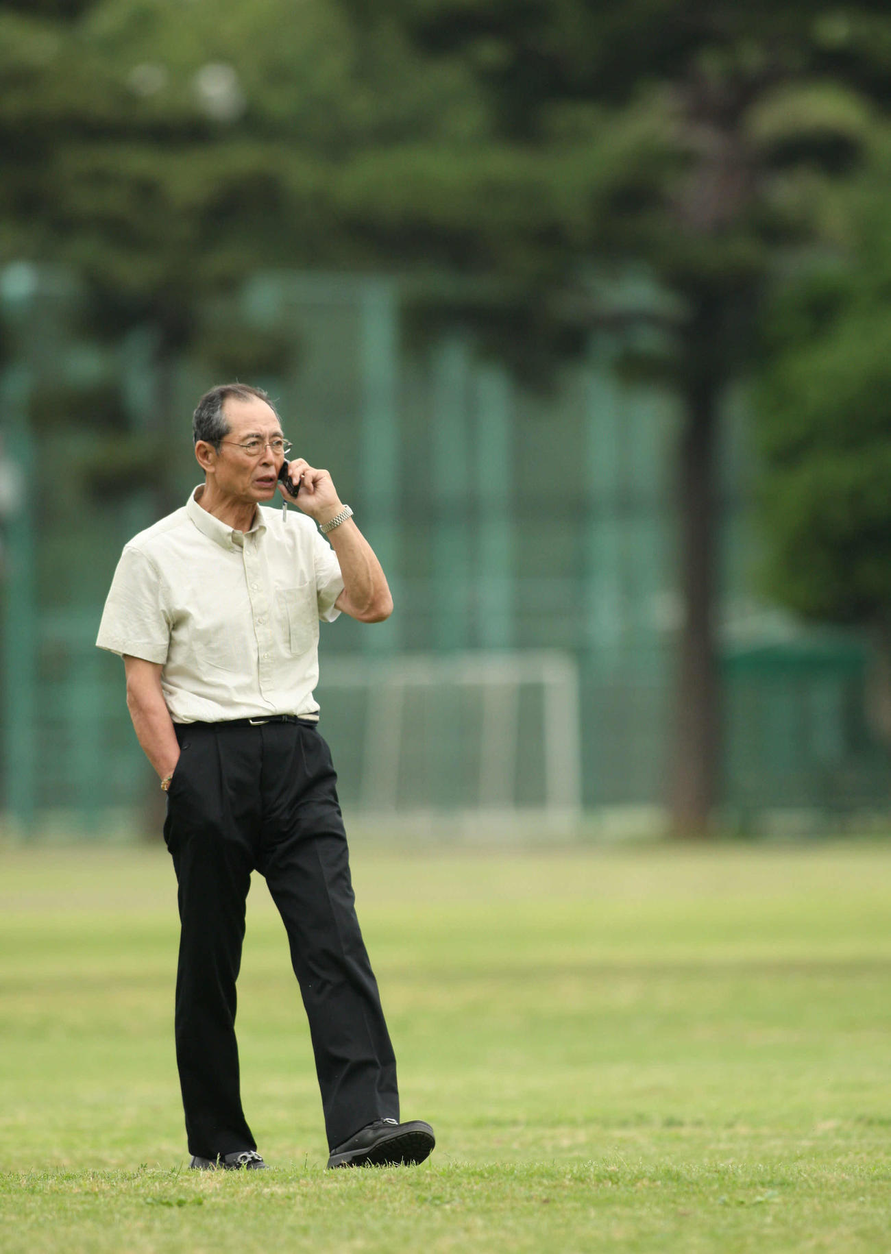 携帯電話で話す王会長（2008年撮影）