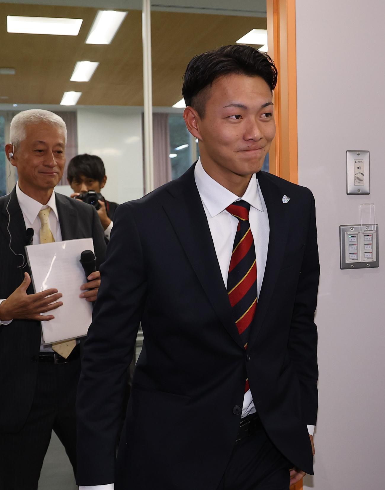 きれいに散髪された頭でドラフトにのぞむ花園大・藤原聡大（撮影・上田博志）