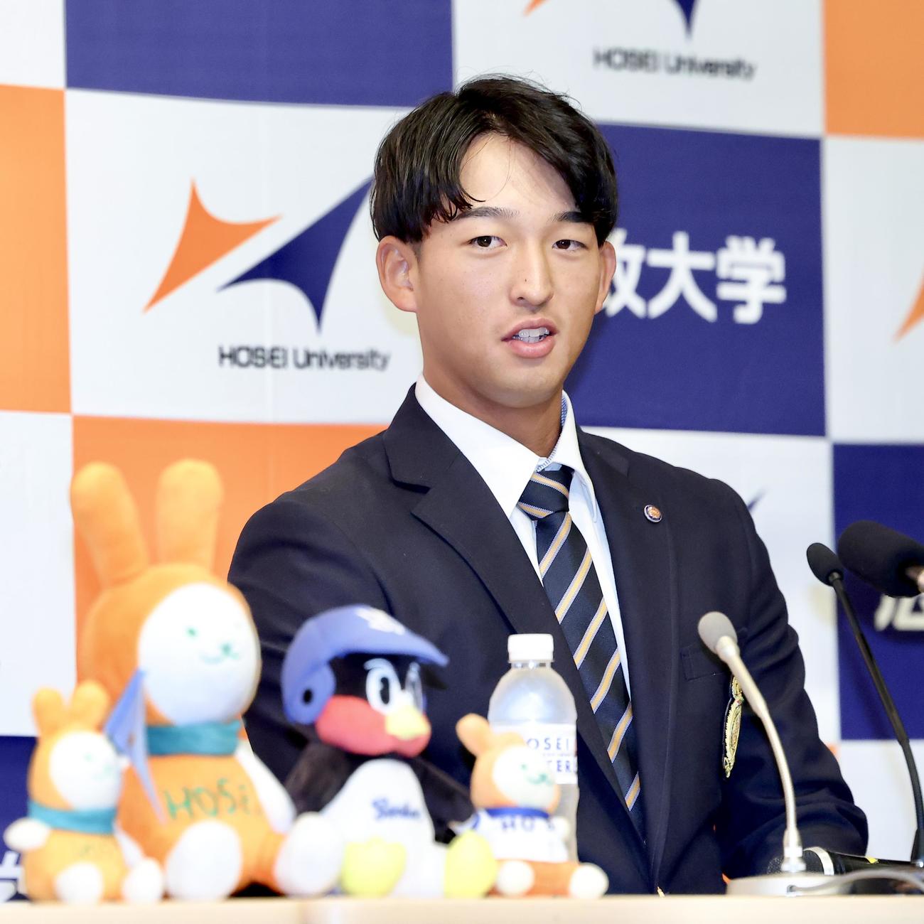 記者の質問に答えるヤクルトからドラフト1位指名を受けた法大・松下（撮影・河田真司）