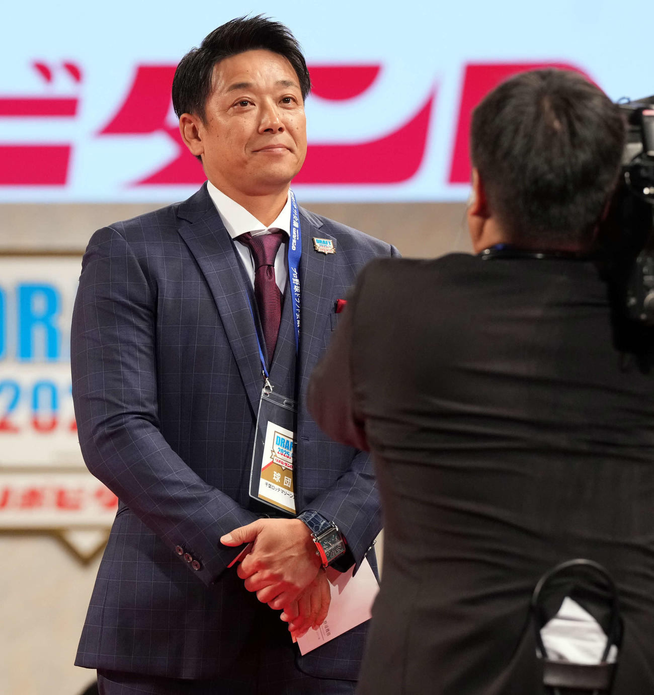 健大高崎・石垣元気の交渉権を獲得しホッとした表情を見せるロッテサブロー監督（撮影・たえ見朱実）