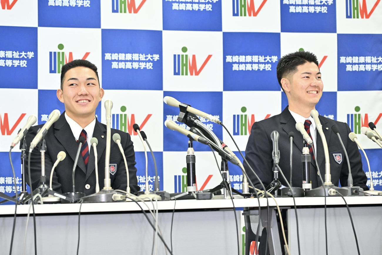 ドラフト会議を待つ健大高崎・石垣（左）と佐藤（撮影・滝沢徹郎）