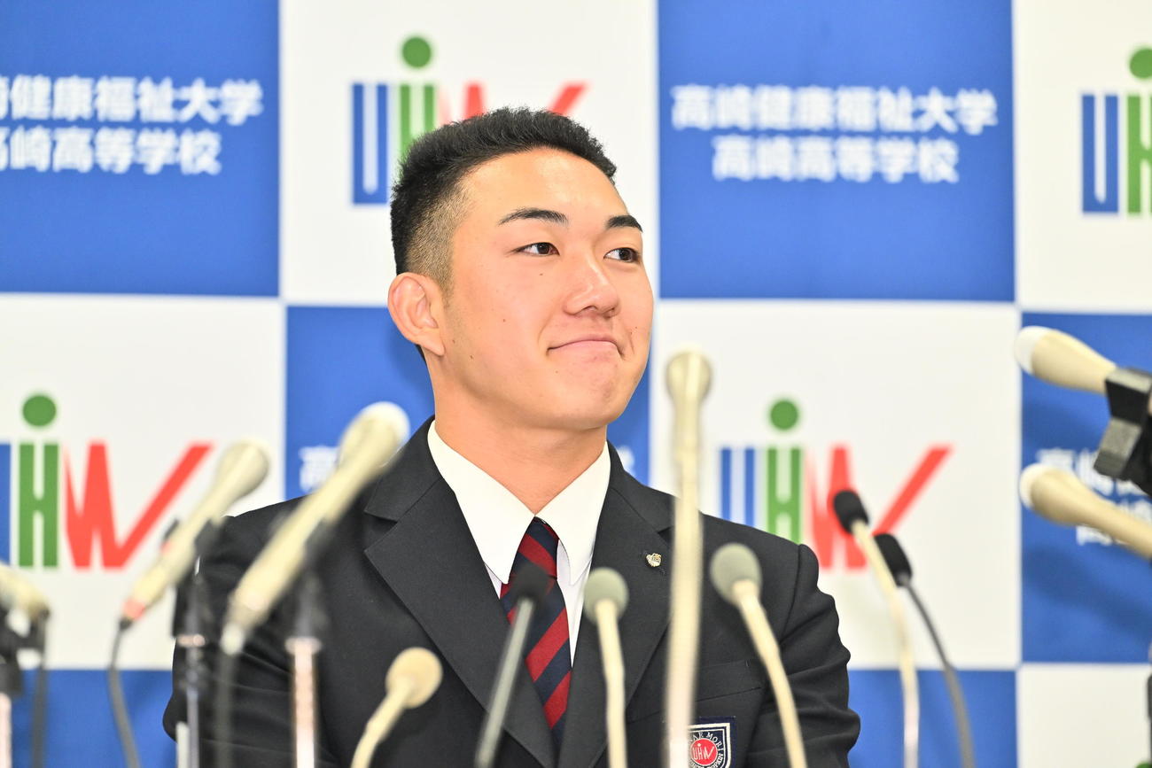 プロ野球ドラフト会議　ロッテからドラフト1位で指名され笑顔の健大高崎・石垣（撮影・滝沢徹郎）
