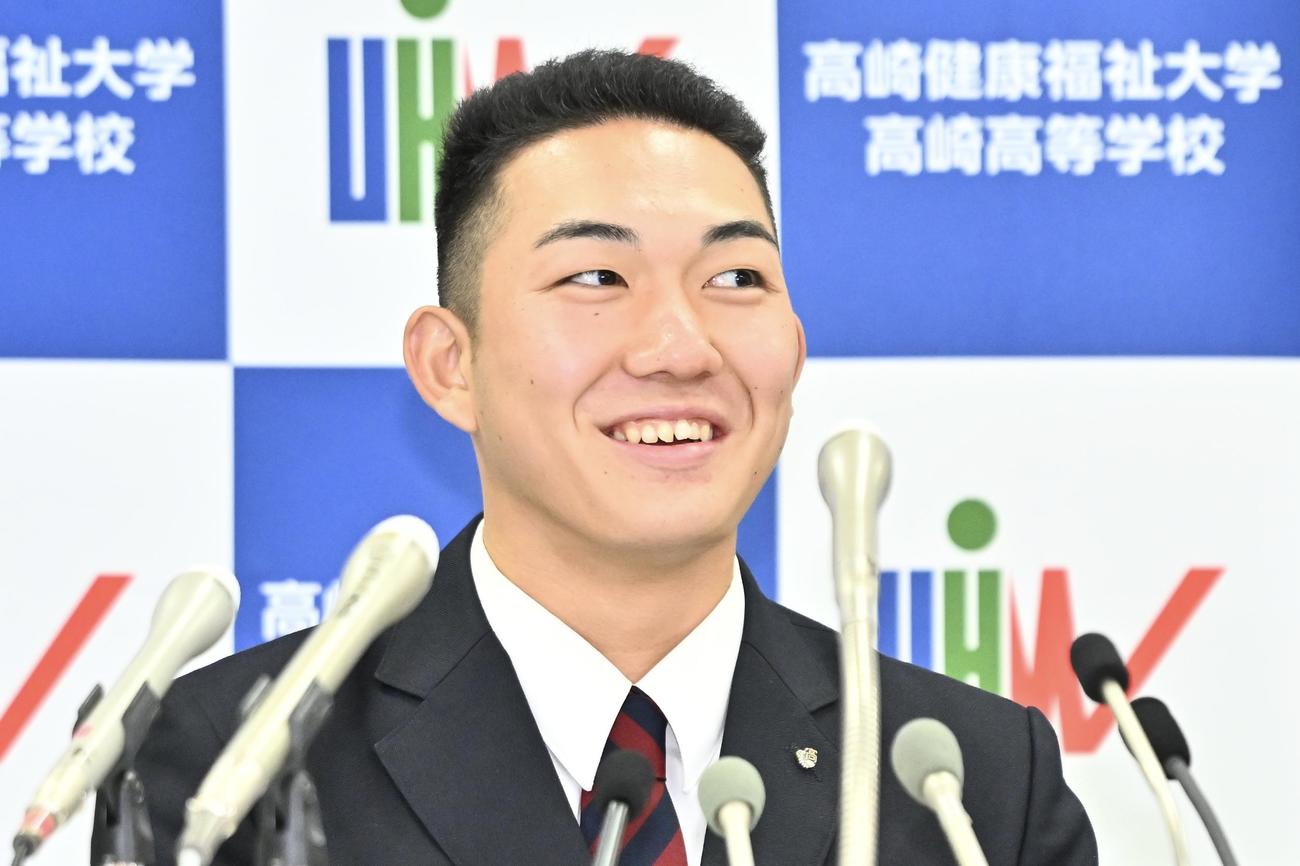 ドラフト会議を待つ健大高崎・石垣（撮影・滝沢徹郎）