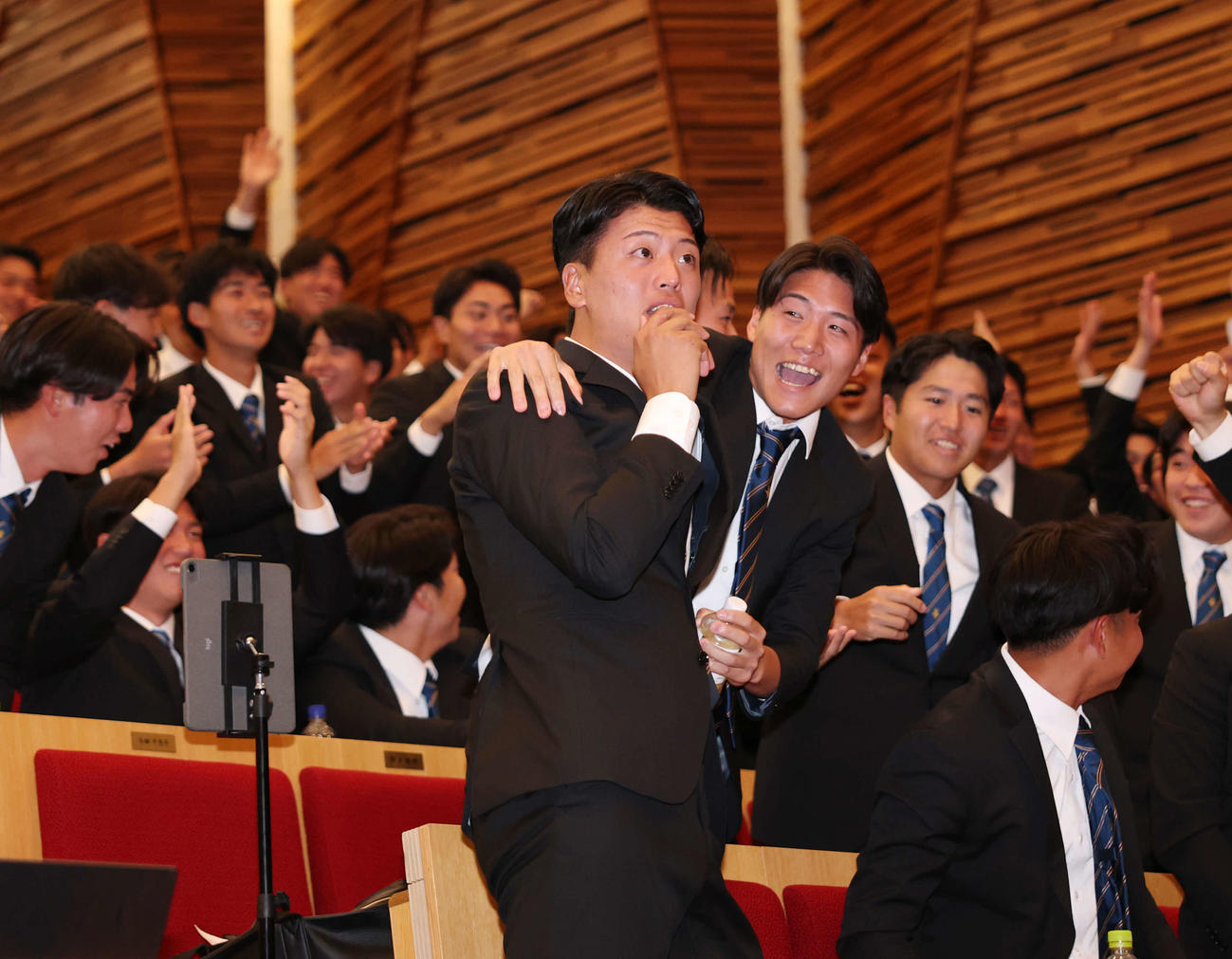 ヤクルトからドラフト3位で呼ばれ驚く創価大・山崎（撮影・増田悦実）