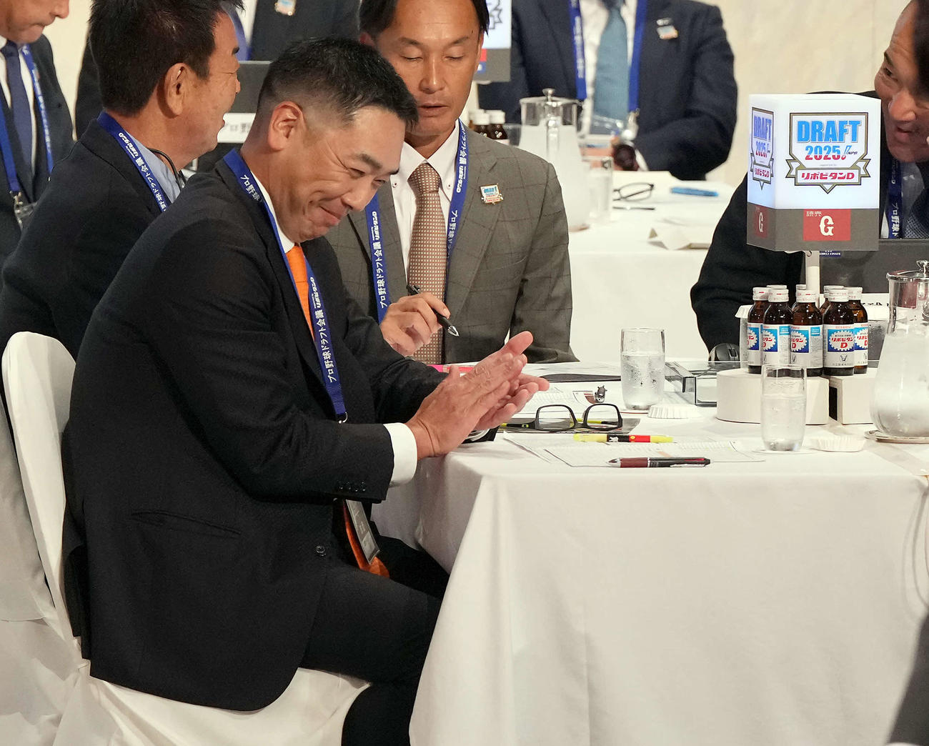 ドラフト会場で笑顔を見せる巨人阿部監督（撮影・たえ見朱実）