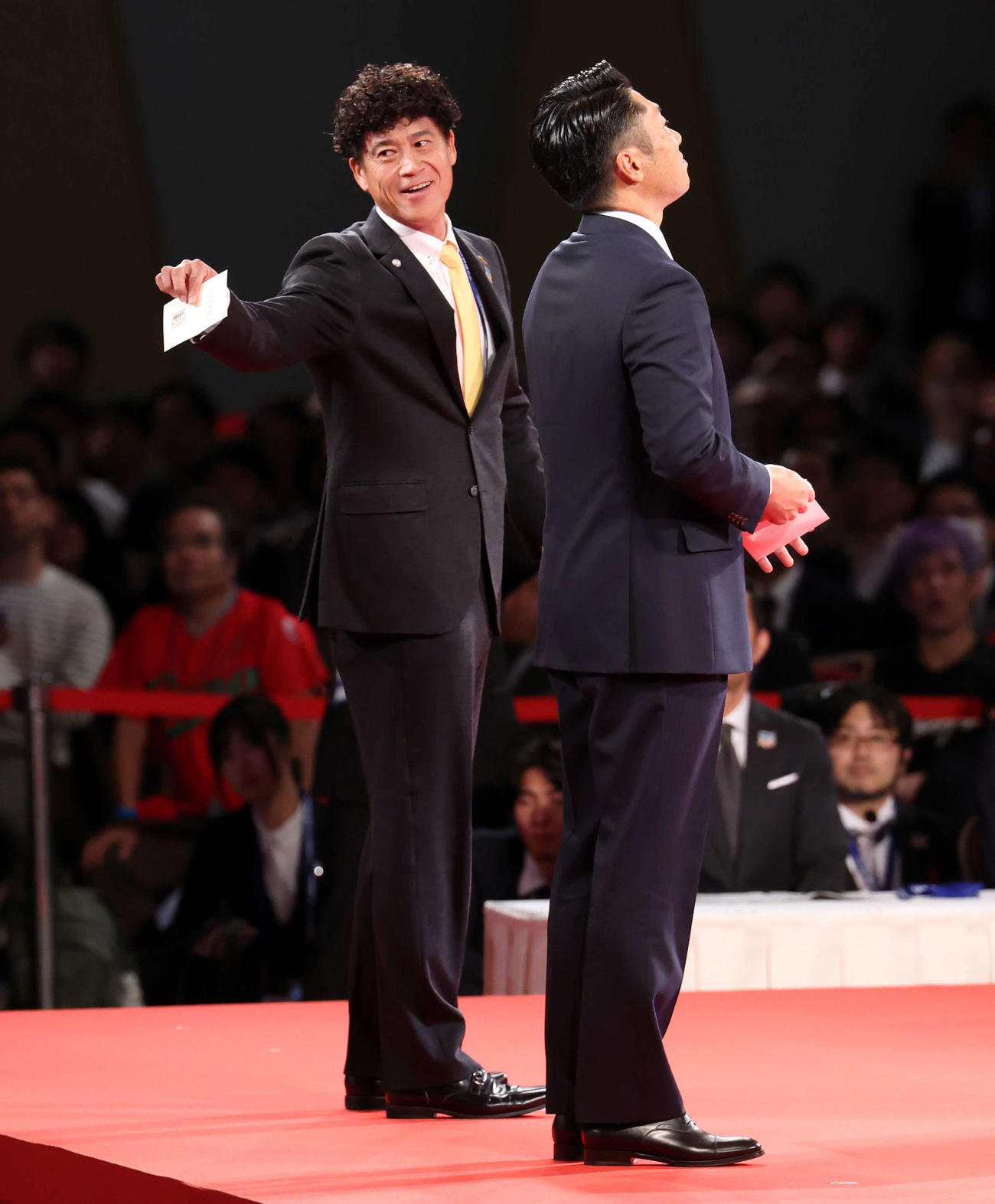 ドラフト1位で佐々木麟太郎の交渉権を獲得した喜ぶソフトバンク城島CBO（左）。右はDeNA相川新監督（撮影・浅見桂子）