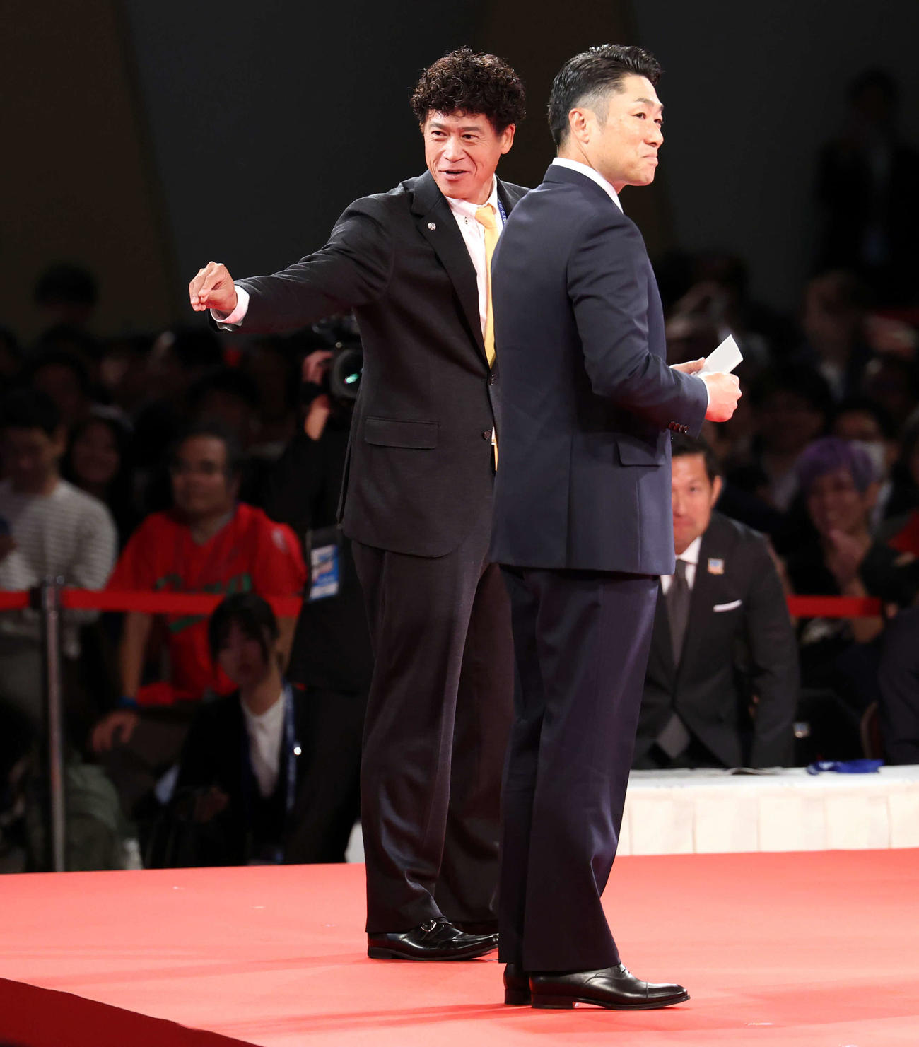 ドラフト1位で佐々木麟太郎の交渉権を獲得し喜ぶソフトバンク城島CBO（左）。右はDeNA相川新監督（撮影・浅見桂子）