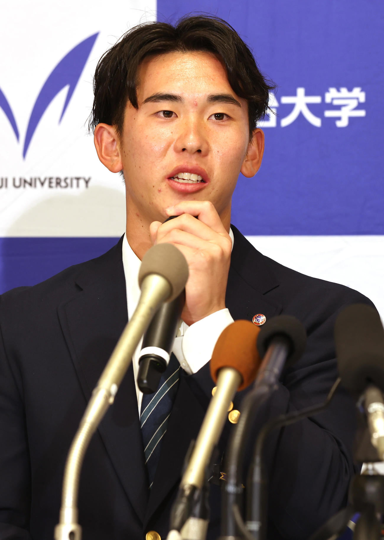 ドラフト会議で西武に1位指名され会見する明大・小島（撮影・水谷安孝）