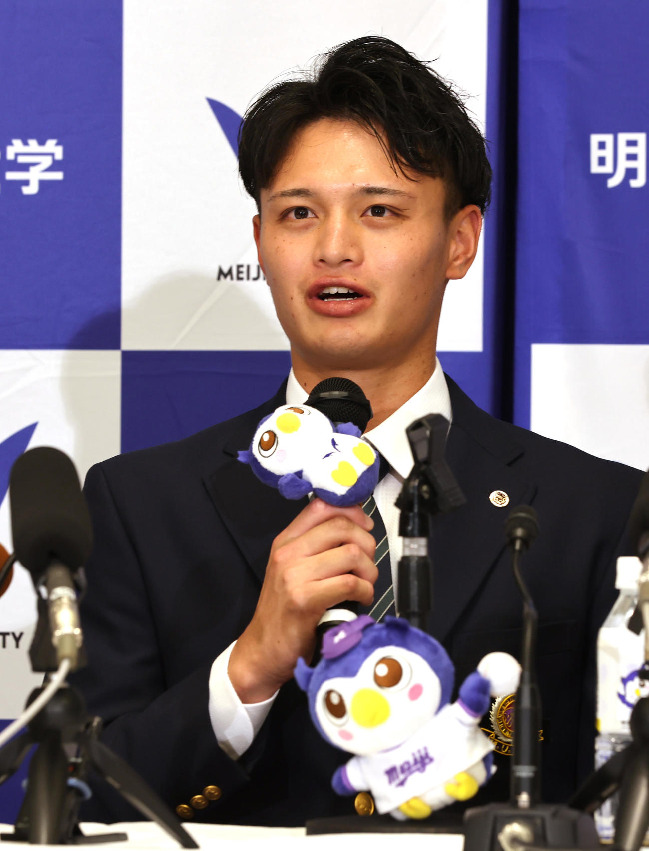 ドラフト会議でロッテに2位指名され会見する明大・毛利（撮影・水谷安孝）