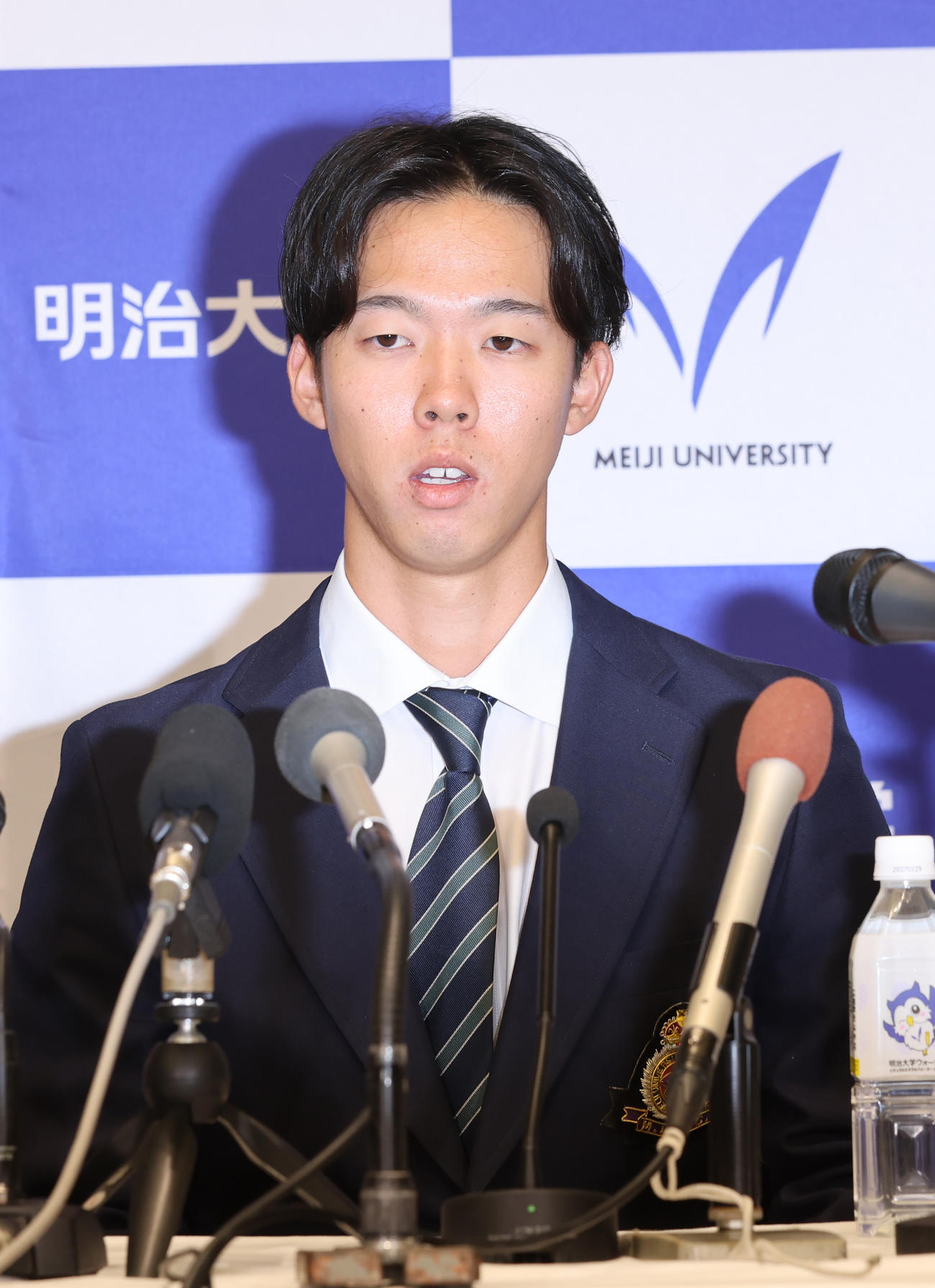 ドラフト会議で日本ハムに1位指名され会見する明大・大川（撮影・水谷安孝）