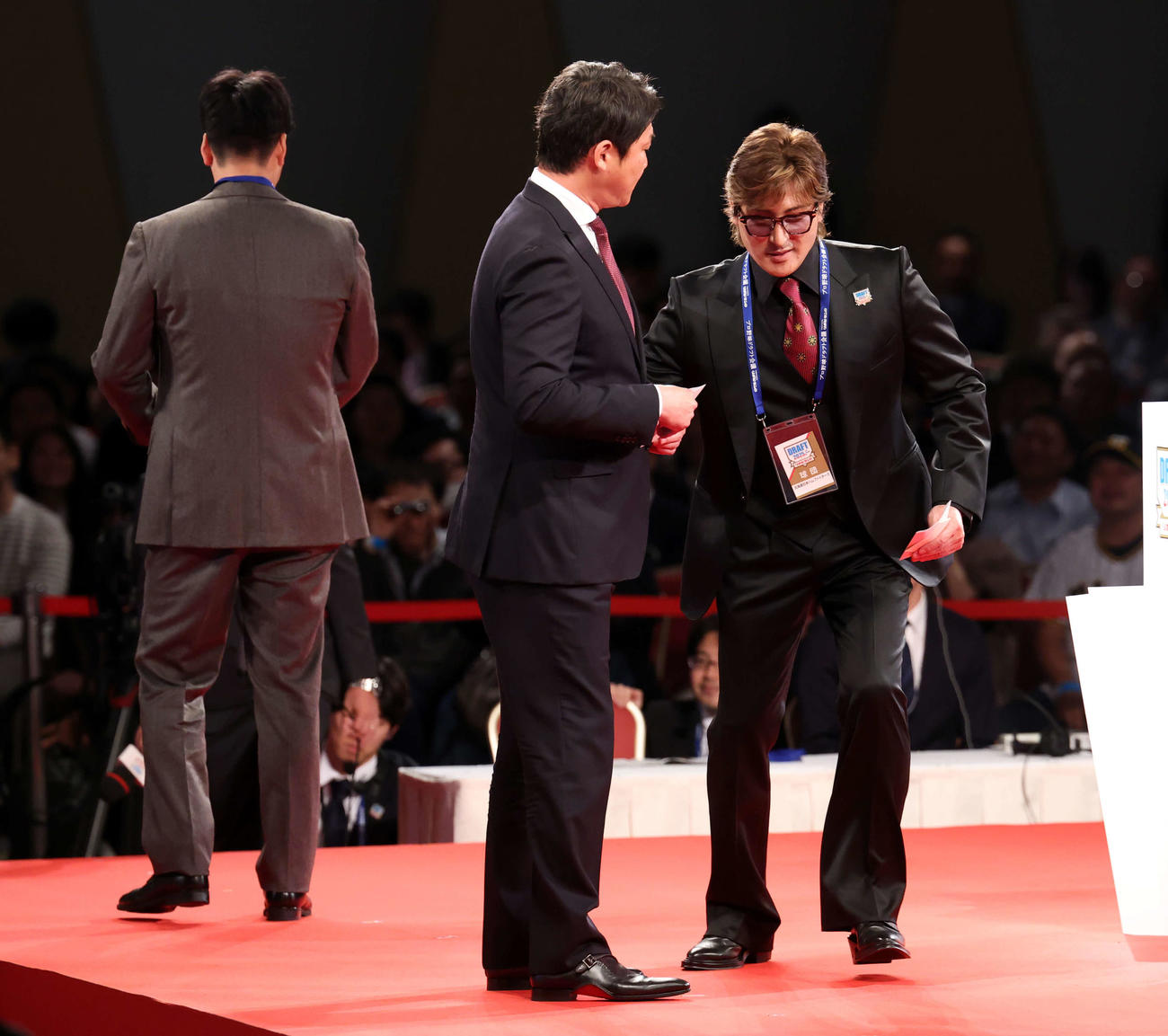 ドラフト1位で創価大・立石正広の交渉権を獲得した阪神藤川監督（奥）を背に、逃した日本ハム新庄監督（右）は広島新井監督と握手（撮影・浅見桂子）