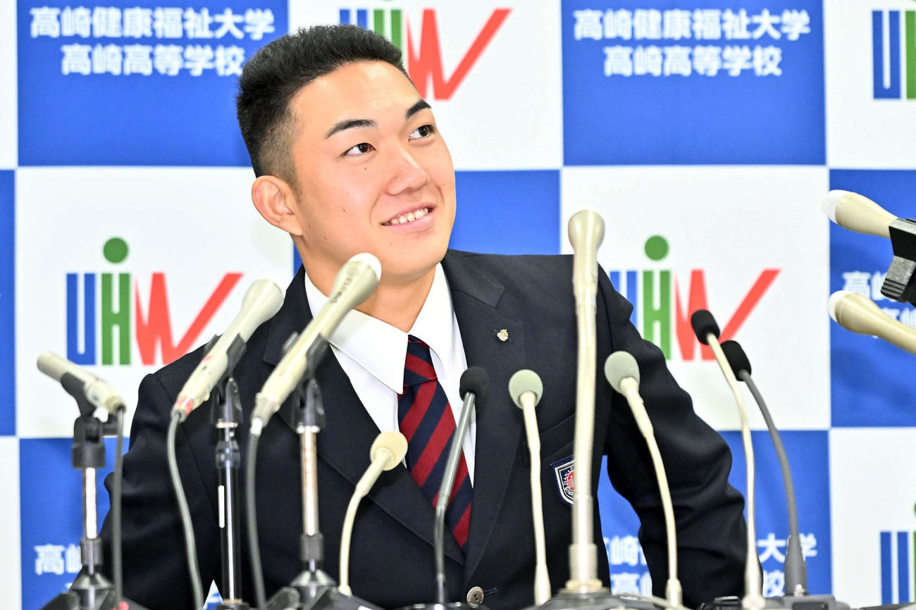 ロッテからドラフト1位で指名され会見する健大高崎・石垣（撮影・滝沢徹郎）