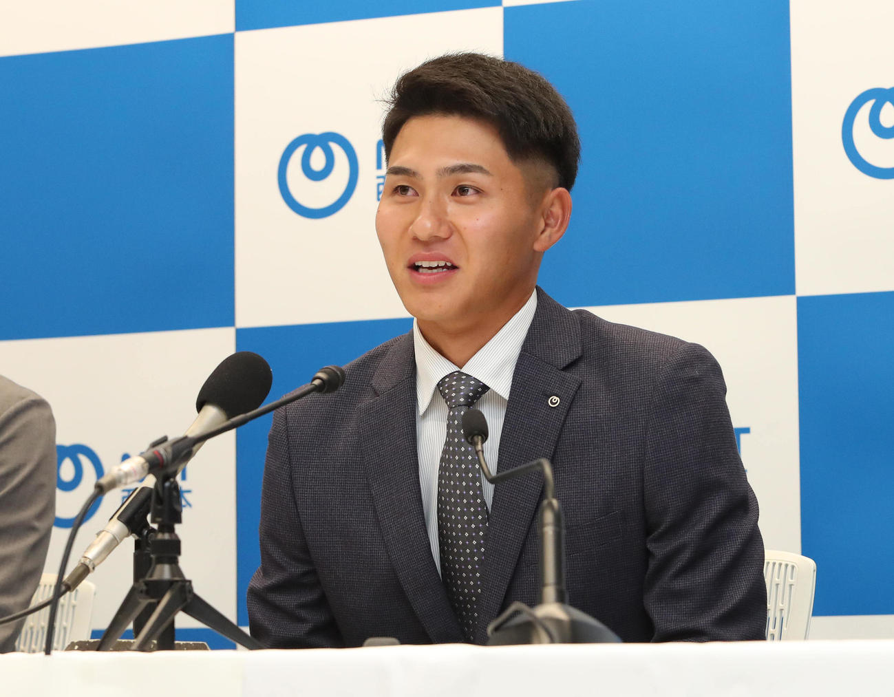 DeNAからドラフト5位で指名され記者会見で抱負を語NTT西日本の成瀬（撮影・白石智彦）