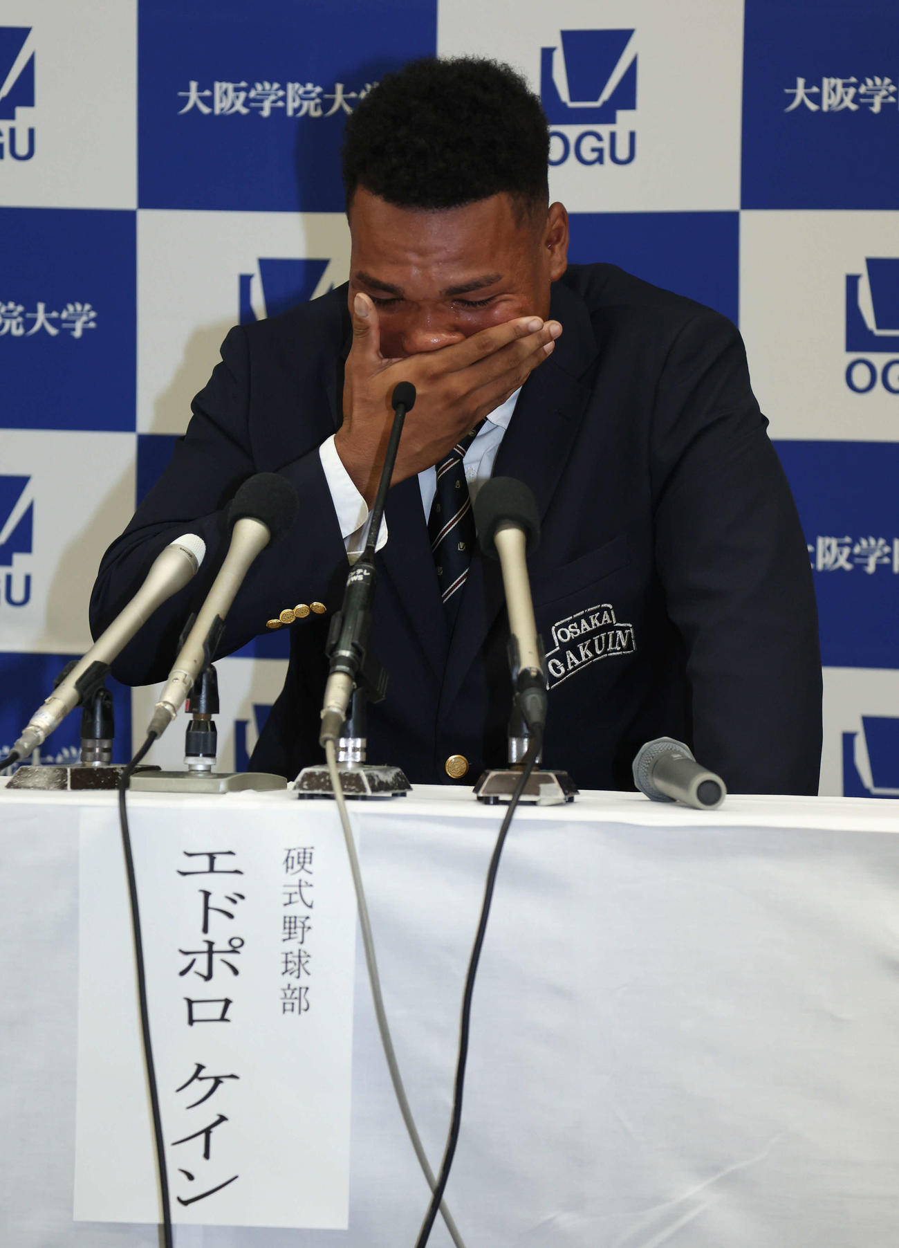 日本ハム2位の大院大・エドポロ・ケインは4年前の指名漏れを思い出し涙を流す（撮影・西尾就之）