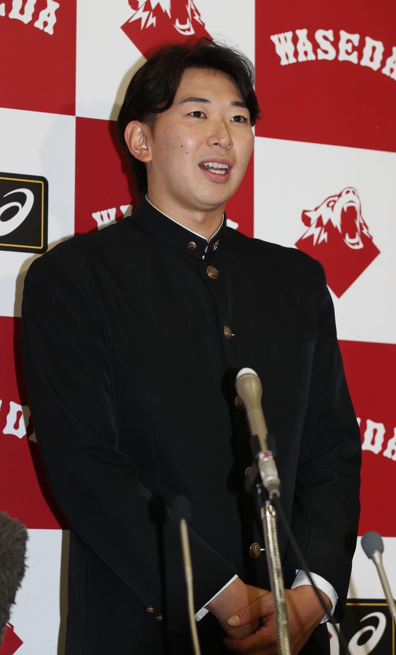 楽天2位に指名され会見する早大・伊藤樹（撮影・柴田隆二）