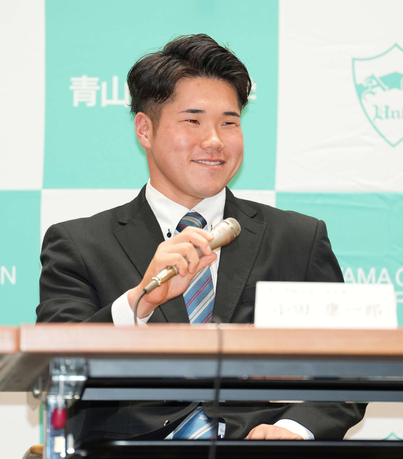 DeNAから外れ1位で指名され会見する青学大・小田康一郎（撮影・小島史椰）