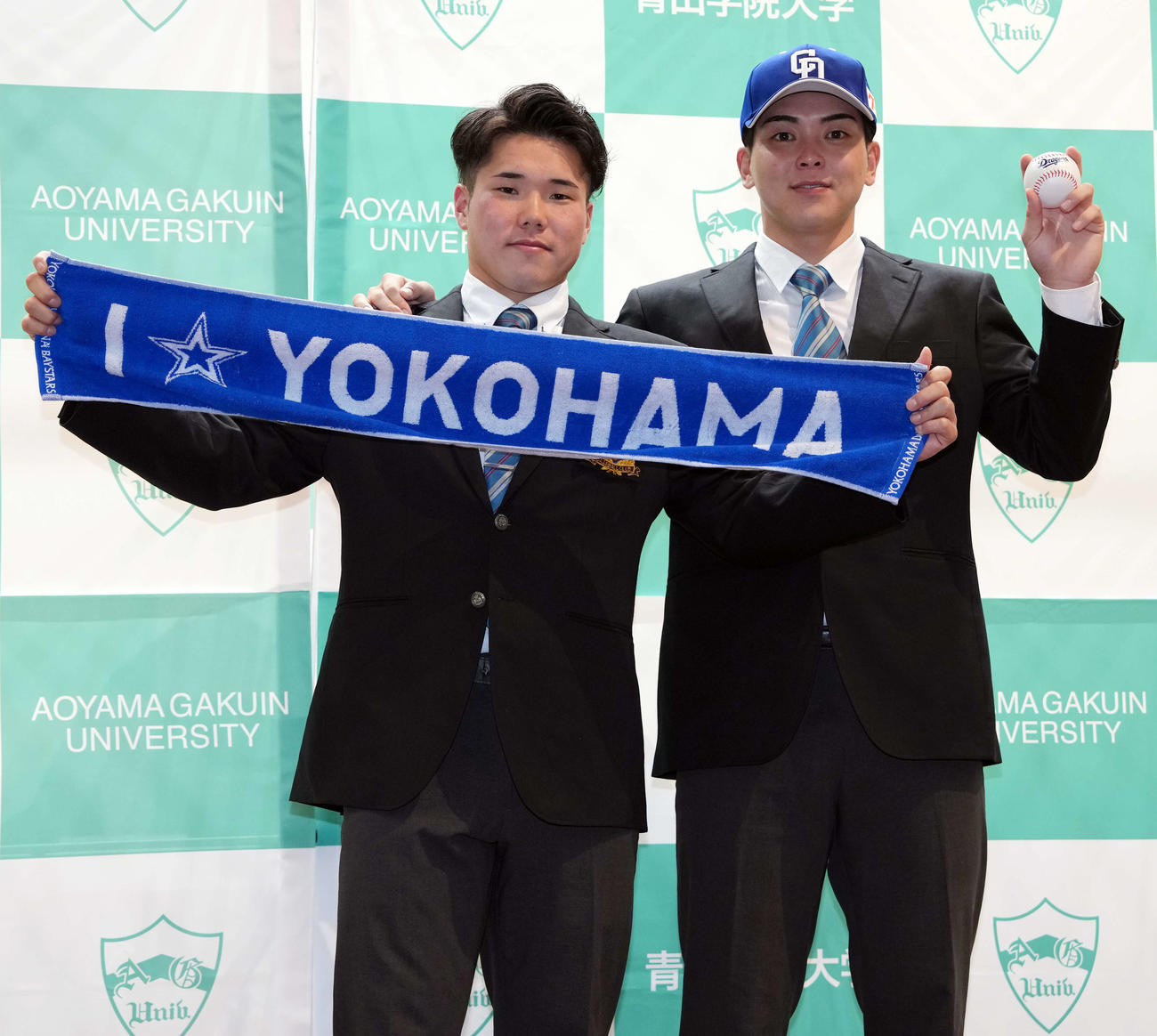 指名を受け笑顔で写真に納まるDeNAドラフト1位の青学大・小田（左）と中日ドラフト1位の青学大・中西（撮影・小島史椰）