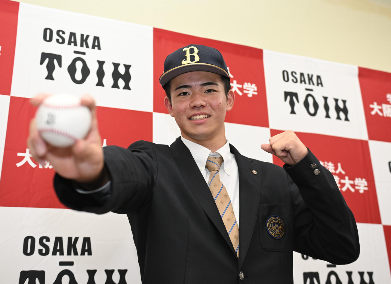オリックス2位指名を受けポーズを取る大阪桐蔭・森陽樹（撮影・和賀正仁）
