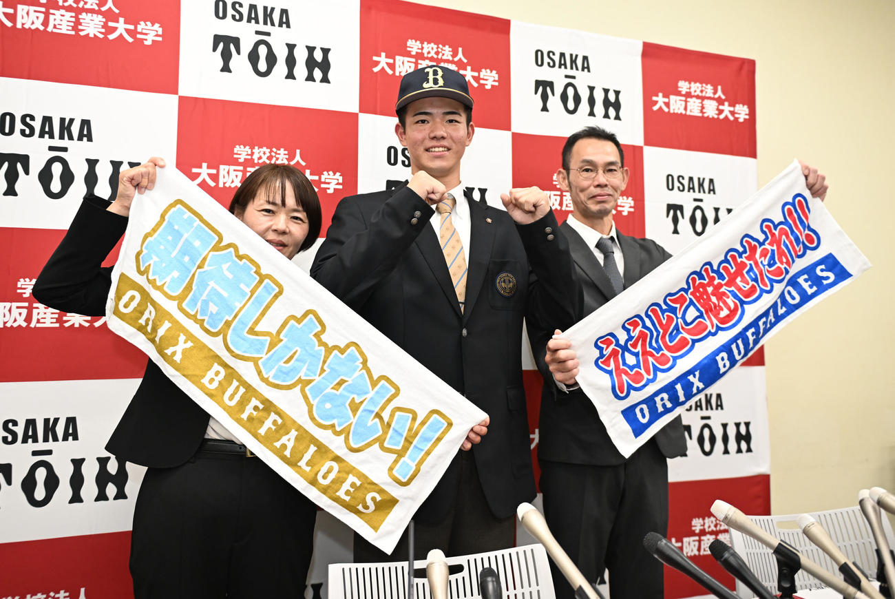母マリさん（左）、父俊一朗さん（右）からエールを贈られるオリックス2位指名の阪桐蔭・森（撮影・和賀正仁）