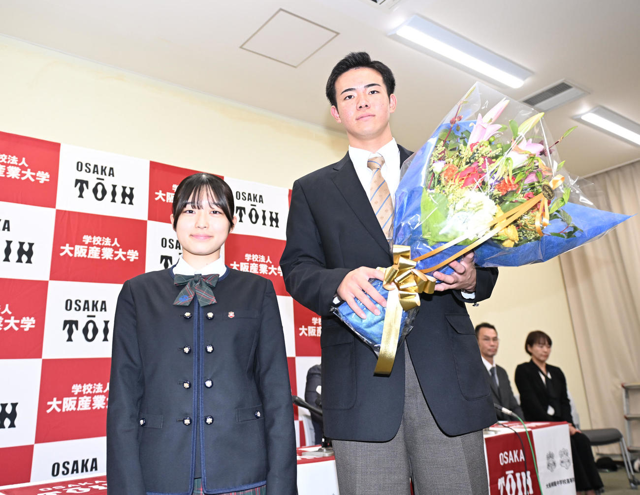 オリックスから2位指名を受け、吹奏楽部の部長から花束を贈られる大阪桐蔭・森陽樹（撮影・和賀正仁）