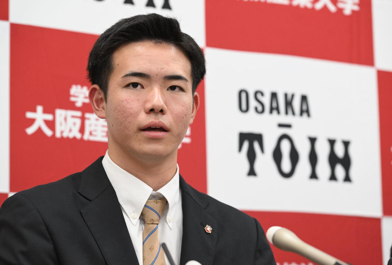 オリックスから2位指名を受け緊張した面持ちで会見する大阪桐蔭・森陽樹（撮影・和賀正仁）