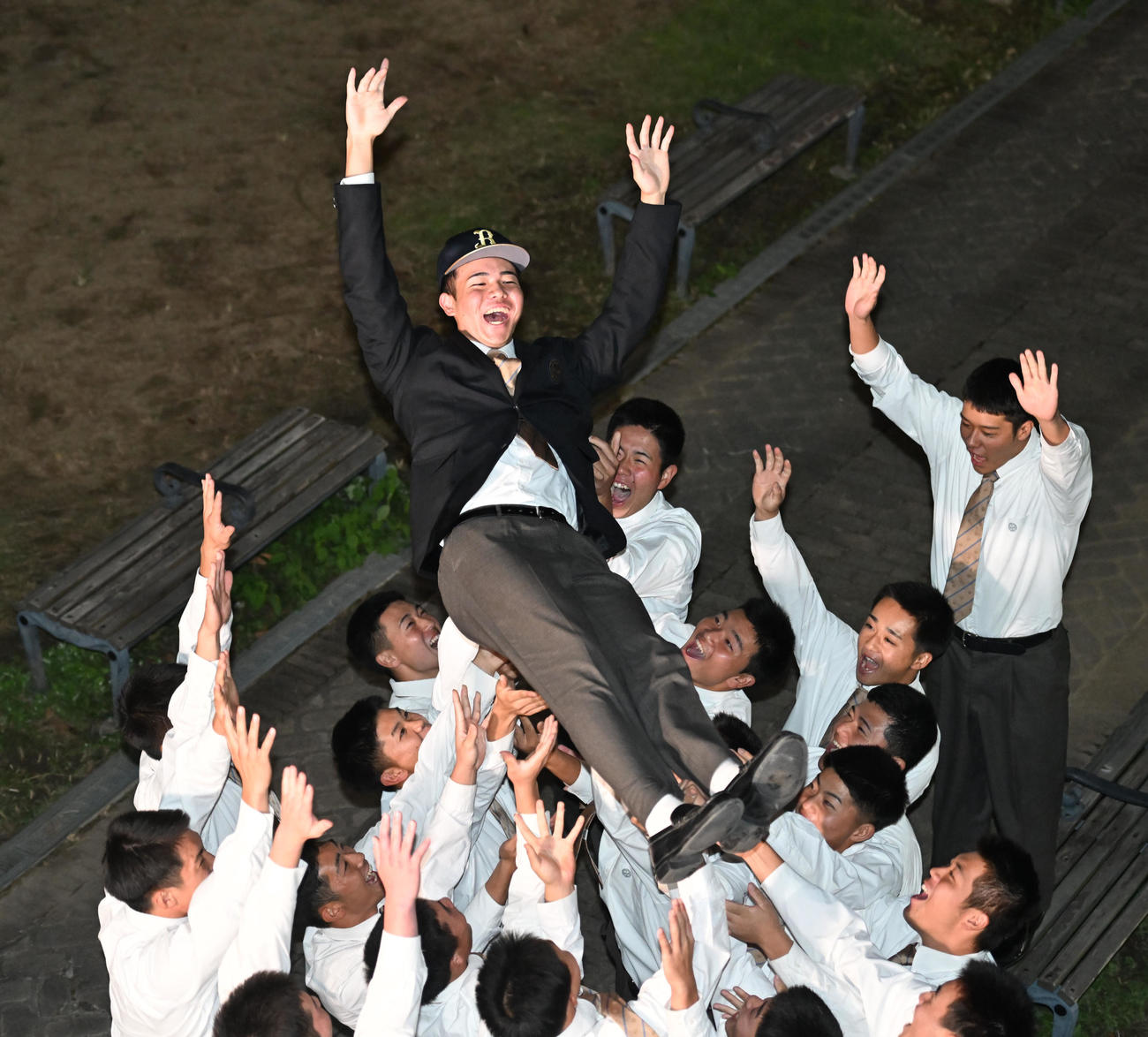 野球部員から胴上げされる大阪桐蔭・森陽樹（撮影・和賀正仁）