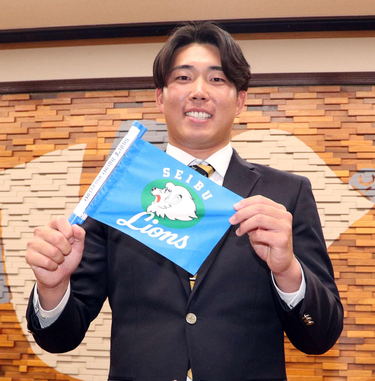 球団フラッグを手にする東北福祉大・堀越（撮影・木村有優）