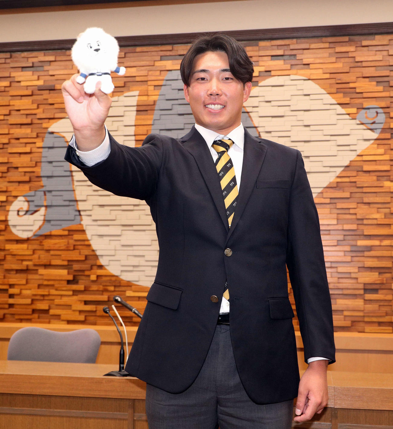 球団マスコットを手にする東北福祉大・堀越（撮影・木村有優）