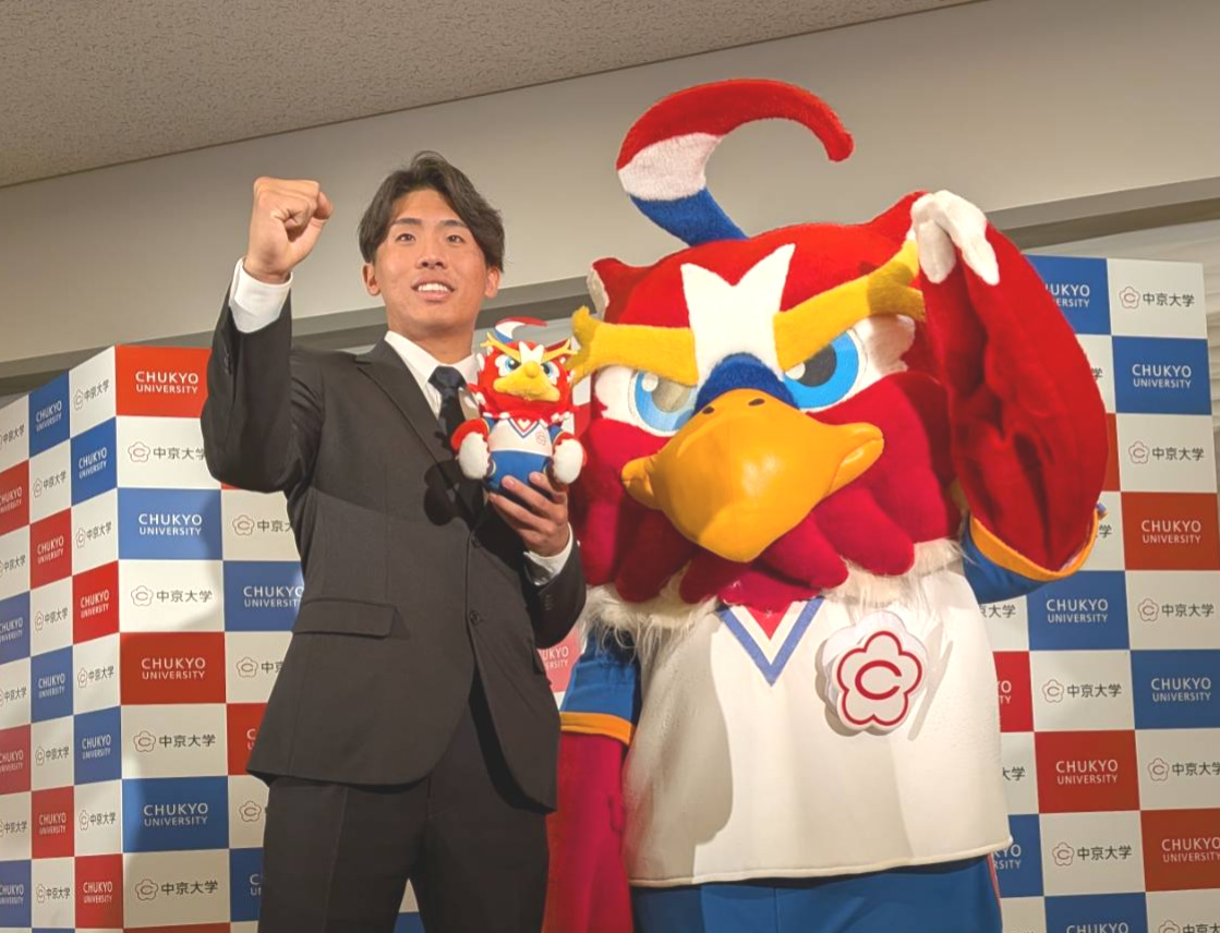 広島にドラフト7位指名され大学マスコット「チューグル」とポーズをとる中京大・高木（撮影・柏原誠）