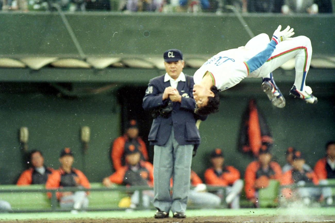 日本シリーズの巨人戦でソロ本塁打を放った秋山幸二は巨人ナインをあざ笑うかのようにバック転を決めてホームイン（90年10月23日）