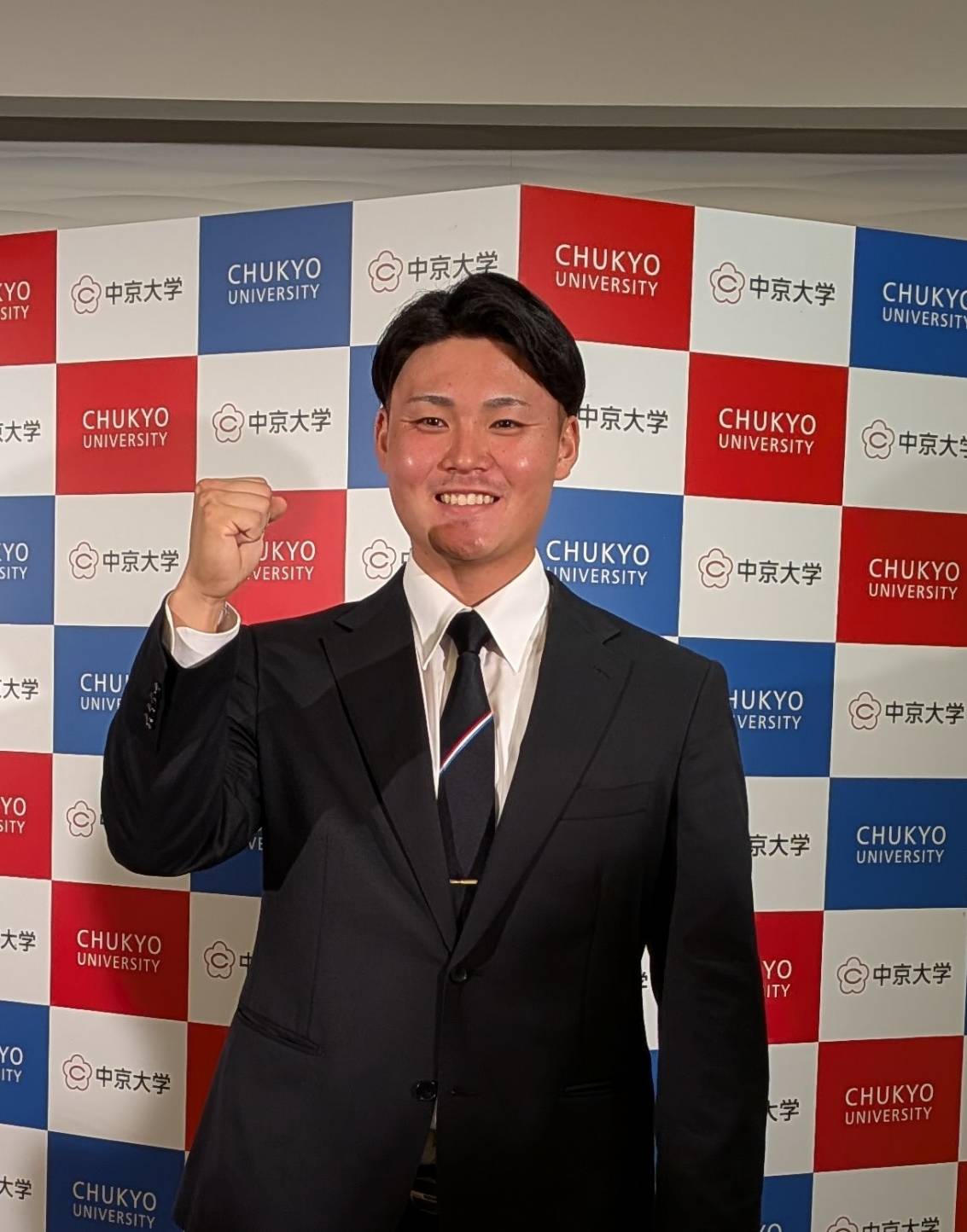 西武にドラフト3位指名を受けガッツポーズの中京大・秋山俊（撮影・柏原誠）＝2025年10月23日
