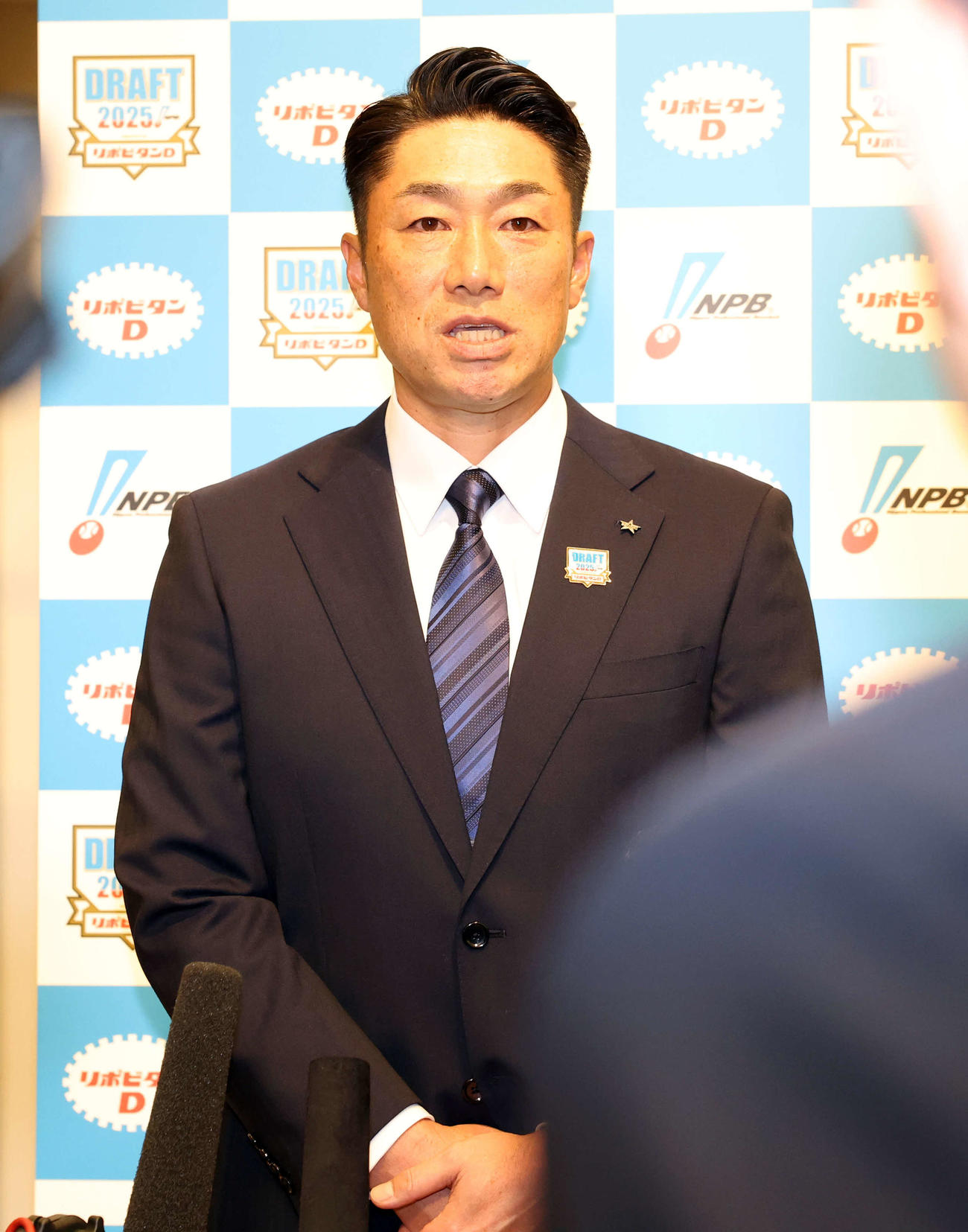 ドラフト1順目を終え、報道陣の質問に答えるDeNA相川新監督（撮影・浅見桂子）