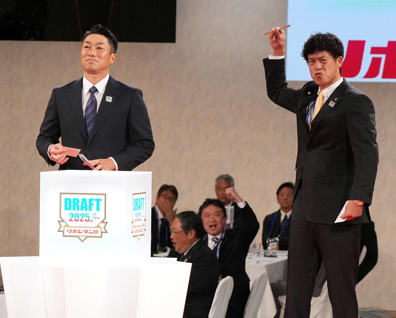 スタンフォード大・佐々木の交渉権を引き当てたソフトバンク城島CBO。左はDeNA相川監督（撮影・たえ見朱実）