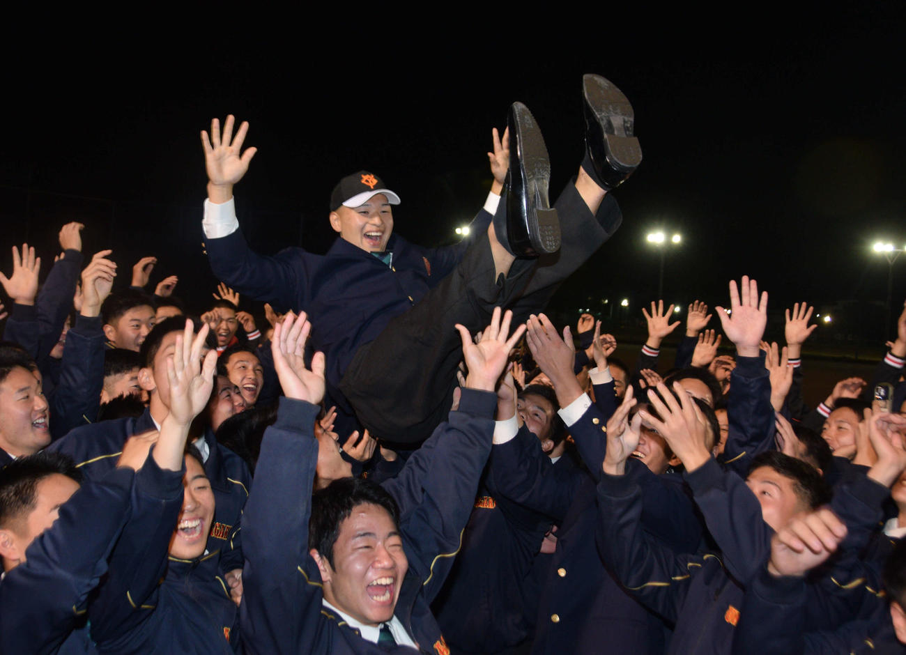 胴上げされる巨人6位指名の浦和学院・藤井（撮影・泉光太郎）