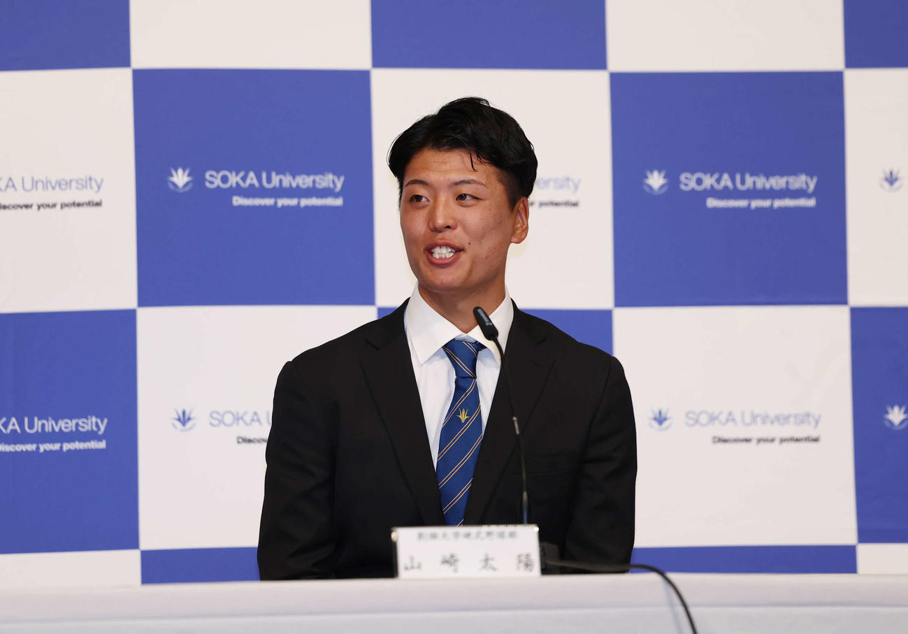 ヤクルトからドラフト3位で呼ばれ笑顔で話す創価大・山崎（撮影・増田悦実）