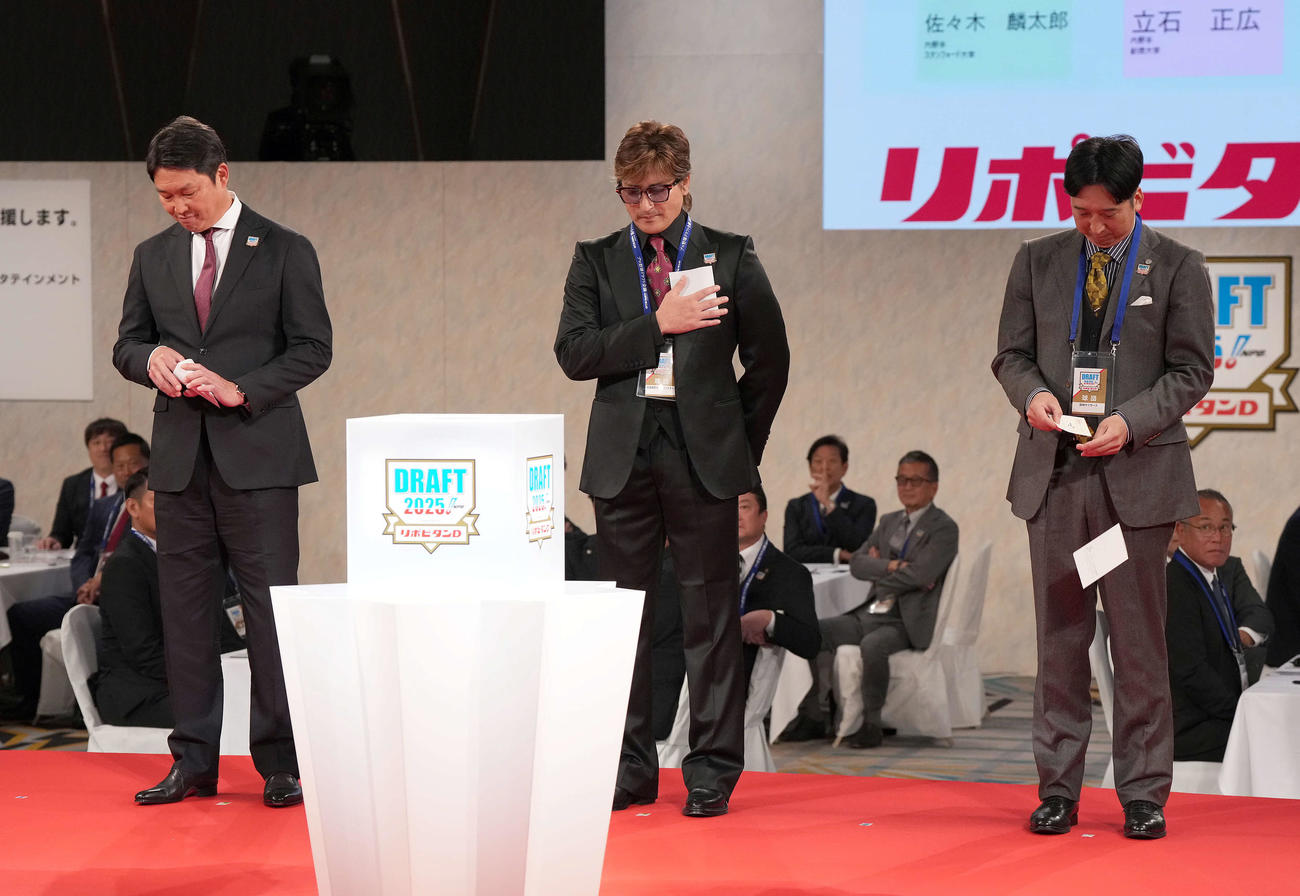 くじを落とす阪神藤川監督。左から広島新井監督、日本ハム新庄監督（撮影・たえ見朱実）